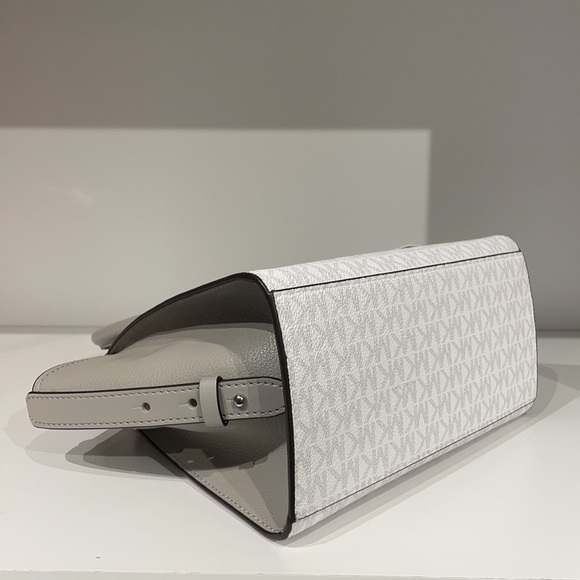 Michael Kors MK signature print logo Avril bag - Picture 5 of 13